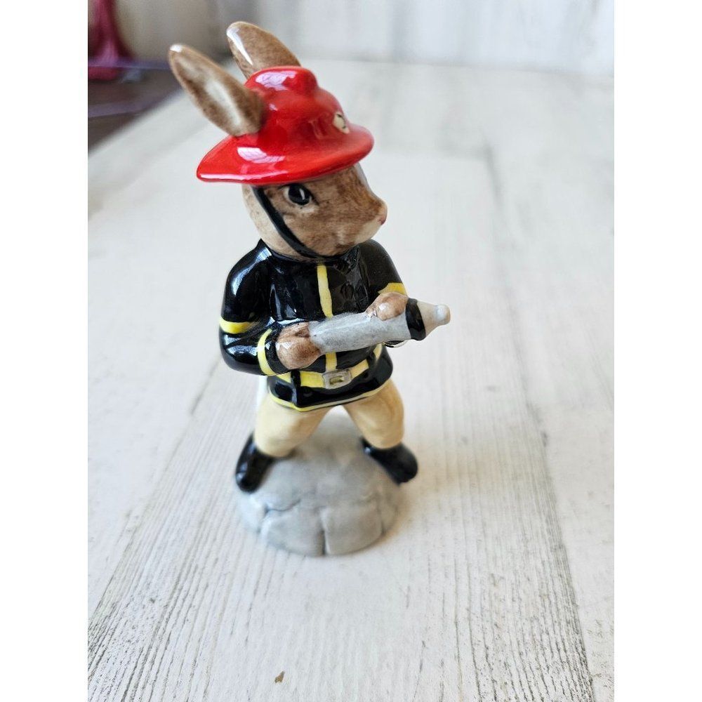 Royal Doulton American firefighter bunnykins bunny 911 DB 268‎ 2002